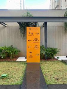 a yellow sign with arrows on it in the grass at (Novo) Estúdio moderno próximo à Av Paulista in Sao Paulo