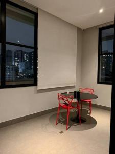 a room with a table and two chairs and a window at (Novo) Estúdio moderno próximo à Av Paulista in Sao Paulo