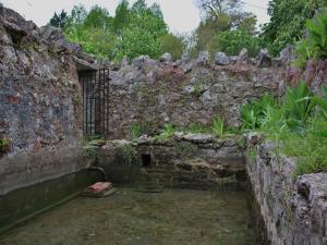 - un vieux bâtiment en pierre avec une piscine d'eau dans l'établissement Beunos Hut -ukc4752, à Tremeirchion