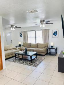 uma sala de estar com um sofá e uma mesa em Peaceful Home in Central Florida Near Universal em Orlando