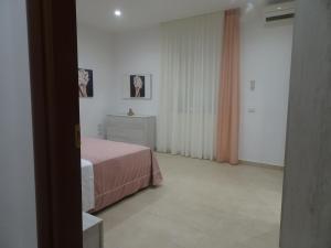 een slaapkamer met een bed en een ladekast erin bij A casa di Pako in Salerno