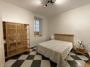1 dormitorio con 1 cama y suelo a cuadros en Patios de la Carmela, en Isla Cristina