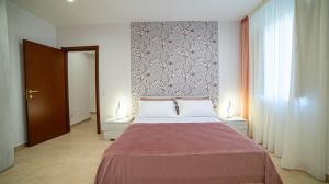 een slaapkamer met een groot bed met een rode deken bij A casa di Pako in Salerno