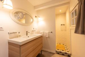 łazienka z umywalką i lustrem w obiekcie Sous Les Toits d'Annecy, un appartement irrésistible pour 1 à 6 personnes en plein coeur de ville w Annecy +26 zdjęć