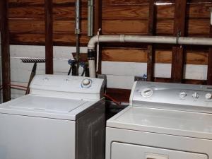 zwei nebeneinander sitzende Waschmaschinen in einem Raum in der Unterkunft Sunny, Fully Equipped Kitchen, Dedicated Workspace, Oversized - Superhost in Houston