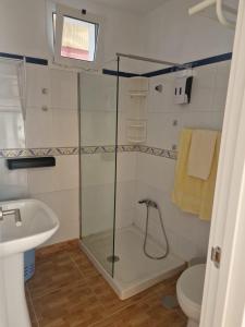 a bathroom with a shower and a toilet and a sink at Casa Carmen in Castillo del Romeral
