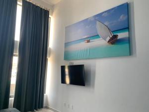 une chambre avec une peinture d'un voilier sur le mur dans l'établissement Fancy Loft near 5th av and beach, à Playa del Carmen