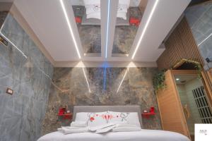 um quarto com uma cama e um quarto com um tecto em MAGIA LUXURY ROOM & SPA em Trecase