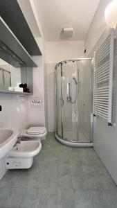 y baño con ducha, aseo y lavamanos. en Cozy Nest, en Milán