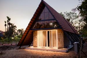 MandapamJoe's Beach Shack - Beach resort, Ramanathapuram的一间小房子,有 ⁇ 帽屋顶