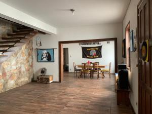 a kitchen and dining room with a table and chairs at Republica Do Arco Da Velha in Ouro Preto