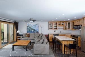 sala de estar con sofá y mesa en Snowmass Slopeside Condominiums, en Aspen