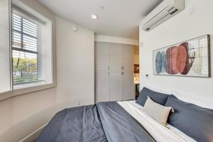 1 dormitorio con cama y ventana en Luxury Studio Apt in Lake Merritt en Oakland