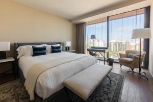 um quarto com uma cama grande, uma secretária e uma cadeira em Hotel Montevideo - Leading Hotels of the World em Montevidéu