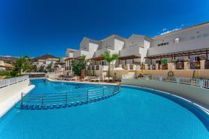 Blick auf den Pool in einem Resort in der Unterkunft Oasis Golf house in Las Americas in Arona