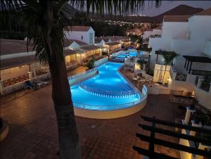 an overhead view of a pool at a hotel at Oasis Golf house in Las Americas in Arona