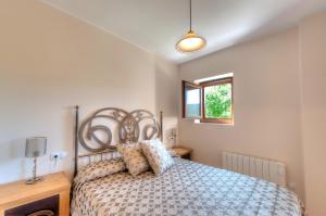 um quarto com uma cama e uma janela em Apartaments Flor De Neu em Sarroqueta