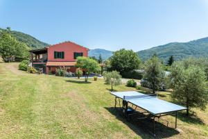 Popiglio的住宿－Tramonto al Rifugio Arcobaleno，房子院子内的乒乓球桌