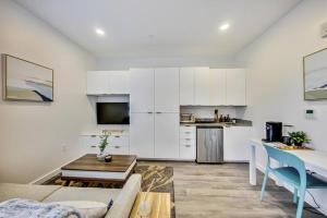 a living room with a couch and a kitchen at Stylish Studio in Laney-Peralta in Oakland