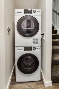 eine Waschmaschine und einen Trockner in einem Zimmer in der Unterkunft Stylish Studio in Laney-Peralta in Oakland