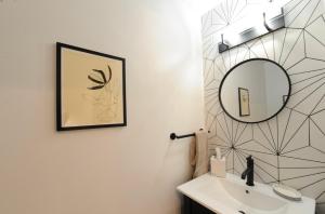 Ένα μπάνιο στο Cherry Blossom Townhouse, Easy DC Access +62 φωτογραφίες