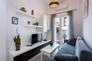 TV a/nebo společenská místnost v ubytování Alkinoos by Anita Holiday Homes