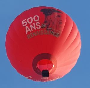 ein roter Heißluftballon fliegt in den Himmel in der Unterkunft Le Cœur de la petite Cisse in Monteaux