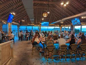Ein Restaurant oder anderes Speiselokal in der Unterkunft Ramada Plaza by Wyndham Nags Head Oceanfront 