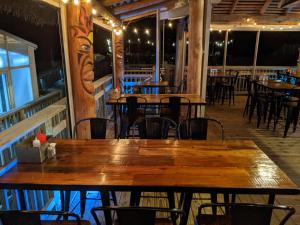 Ein Restaurant oder anderes Speiselokal in der Unterkunft Ramada Plaza by Wyndham Nags Head Oceanfront 