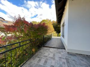 Una pasarela que conduce a un balcón con una valla en Haus Bartberg, en Pressbaum