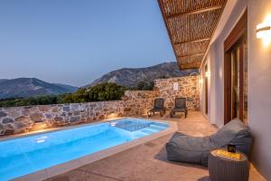 uma villa com uma piscina com montanhas ao fundo em Sia Elafonisi Pool House em Elafonisi