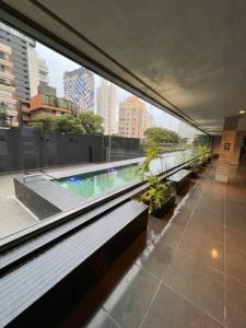 - une vue sur la piscine depuis un bâtiment dans l'établissement Estudio alto padrão Oscar Freire, à São Paulo