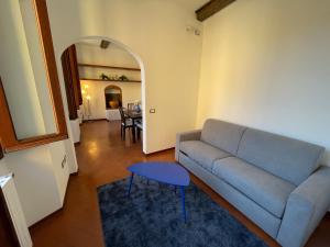 uma sala de estar com um sofá e uma mesa em At the Boboli Garden Carola Loft em Florença