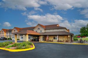 a view of the front of a savannah chamber inn at Stoney Creek lnn Galena in Galena