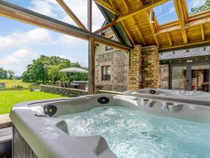 un jacuzzi en el patio trasero de una casa en Herdwick View - Uk33668, en Bassenthwaite Lake