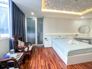 een slaapkamer met een groot bed en een stoel bij Phạm Viết Chánh-SSHOMES -1 PHÒNG NGỦ RIÊNG in Ho Chi Minh-stad