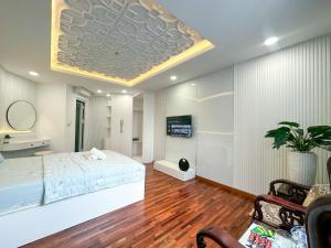een slaapkamer met een bed en een televisie aan het plafond bij Phạm Viết Chánh-SSHOMES -1 PHÒNG NGỦ RIÊNG in Ho Chi Minh-stad