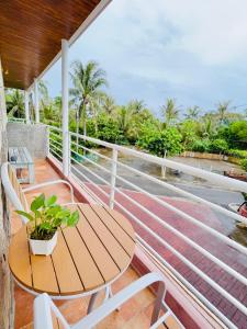 balcone con tavolo, sedie e vista sull'oceano di 墾丁儷庭民宿Li Ting B&B a Kenting