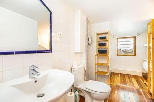 Vannituba majutusasutuses Art & Curiosity Cabinet Style Appartement with Paris view, Villa des Ammonites