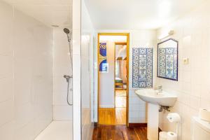Vannituba majutusasutuses Art & Curiosity Cabinet Style Appartement with Paris view, Villa des Ammonites