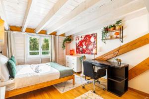 Voodi või voodid majutusasutuse Art & Curiosity Cabinet Style Appartement with Paris view, Villa des Ammonites toas