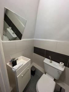 Baño pequeño con aseo y lavamanos en 1 Bed apartment with a balcony, en Londres