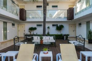 a patio with chairs and tables on a building at Hotel St. George in Celaya