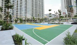 ein Basketballplatz in einer Stadt mit hohen Gebäuden in der Unterkunft Cozy 2 Bedroom Condo in Masteri Thao Dien, Fully Furnished With Full Amenities in Ho-Chi-Minh-Stadt