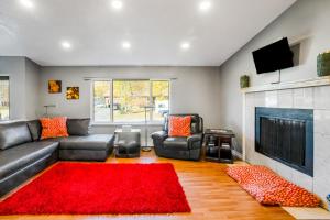 uma sala de estar com um sofá e uma lareira em Eagle River Getaway em Eagle River