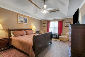 1 dormitorio con 1 cama y ventilador de techo en Atlanta Retreat with 2-Car Garage, Fenced Yard home, en Locust Grove