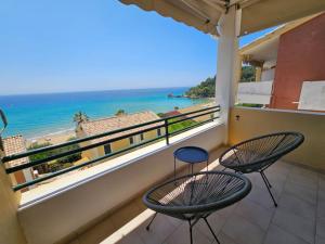 balcone con 2 sedie e vista sulla spiaggia di Corfu Dream Holidays Villas 9-1 a Glifada (Glyfada)