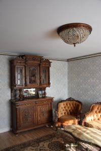 - une chambre avec une armoire en bois et 2 chaises dans l'établissement Provence apartment, à Šiauliai