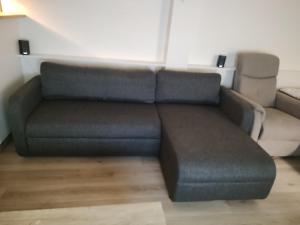 eine Couch in einem Wohnzimmer neben einer Couch in der Unterkunft Dtown Apartment for 2-3 persons in Reykjavík