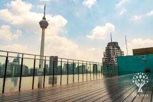 een promenade met uitzicht op de tv-toren van Berlijn bij Red M101 by Oak Tree in Kuala Lumpur